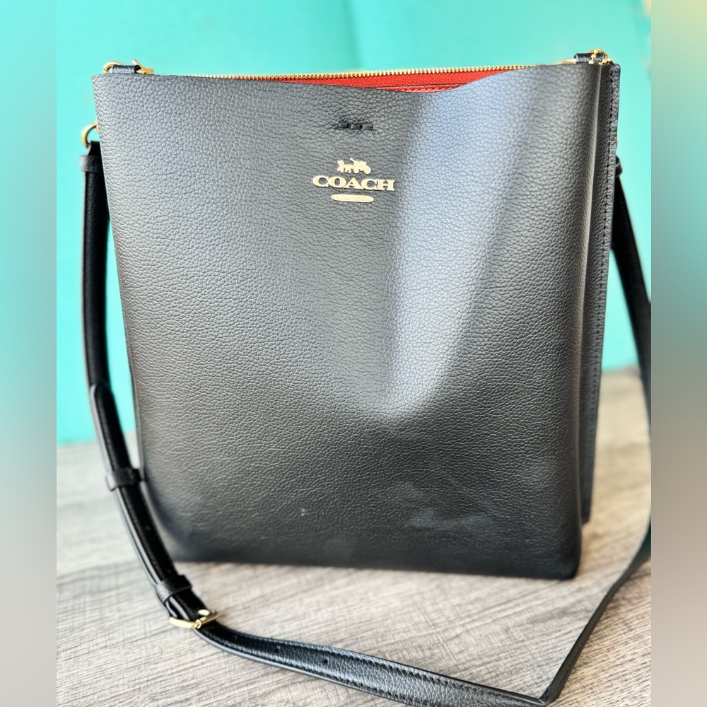 Coach Molly Bucket, Black pebbled Leather Shoulder / crossbody Bag